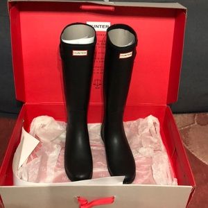 Black matte hunter rain boots